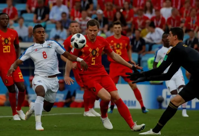 Bárcenas busca el balón en una de las pocas llegadas de Panamá al área belga.