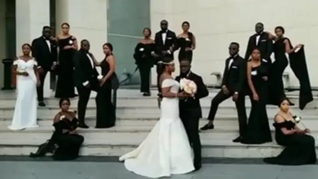 Ọkọ ati iyawo ya fọtọ pẹlu awọn ọrẹ wọn