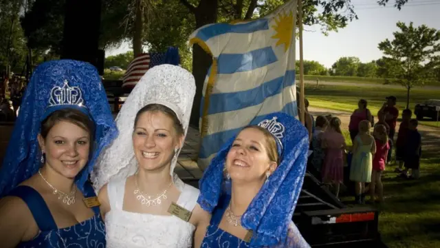 Reina y finalistas de Montevideo, Minnesota, vestidas con los colores de la bandera de Uruguay.