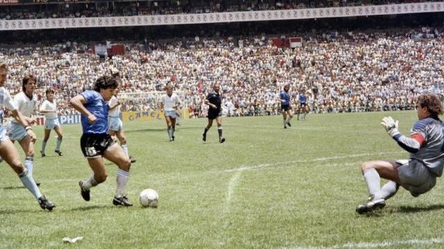 Maradona antes de anotar el segundo gol ante Inglaterra en el Mundial del 86.
