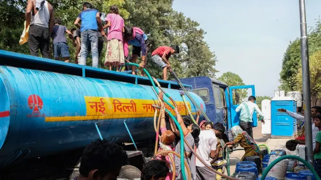 দিল্লির বহু স্থানেও জল সরবরাহ করতে হচ্ছে ট্যাঙ্কারের মাধ্যমে