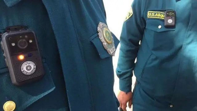 Йўл патрул хизмати ходими бодикамера билан