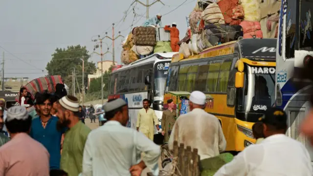 پاکستان حکومت د روانې میاشتې په لومړیو کې وویل، پلان لري چې د نومبر له لومړۍ نېټې مخکې ټول هغه بهرنیان له هېواده وباسي، چې په پاکستان کې د اوسېدو لپاره قانوني اسناد نه لري.