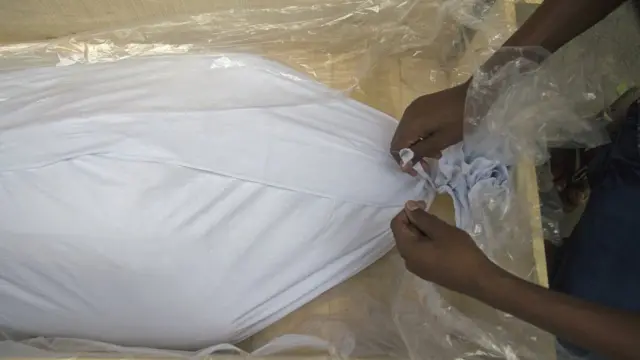 治安部隊との衝突で殺害された人々の遺体は、ダッカ医科大学付属病院で納棺された