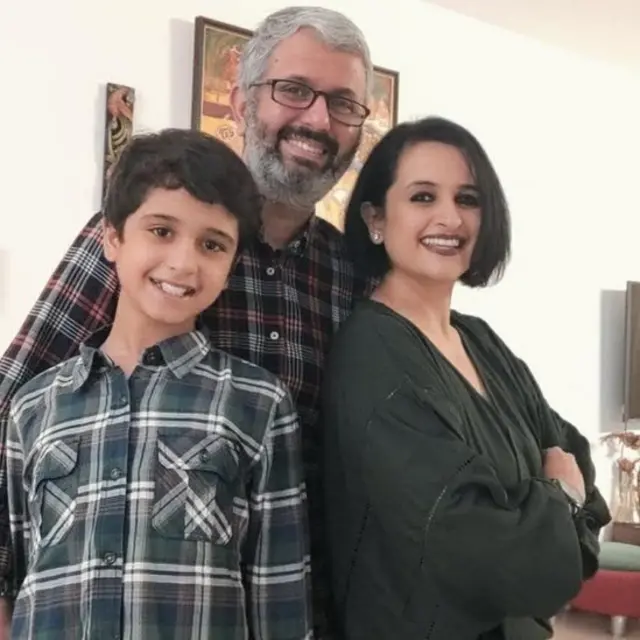 माधवचे आई-वडील पत्रकार आहेत.