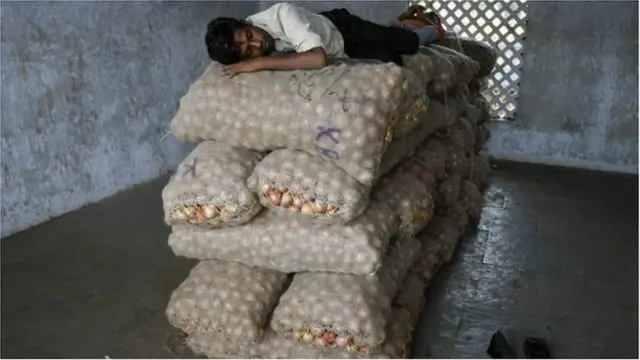 ఉల్లి ధరలకు కళ్లెం
