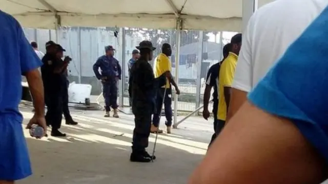 வியாழன்று மேனஸ் தீவில் அகதிகளை வெளியேற அறிவுறுத்தும் பப்புவா நியூ கினியா காவல் அதிகாரிகள்