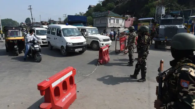 শ্রীনগরে পোস্টার দিয়ে শুক্রবার জুম্মার নামাজের পর বিক্ষোভের আহ্বান জানানোর পর নিরাপত্তা বাহিনী শহর জুড়ে কঠোর নিরাপত্তা জারি করে। ২৩শে অগাস্ট ২০১৯