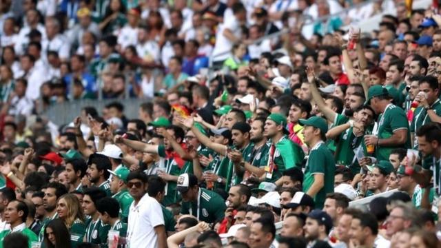Torcedores do México no estádio em Moscou