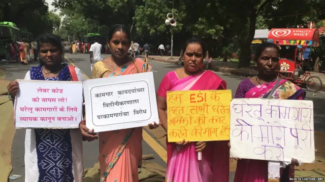 पुष्पा निदर्शनात सहभागी झाल्या होत्या.