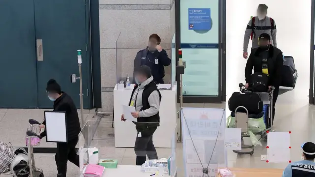 14일 인천국제공항 1터미널에서 해외 입국자들이 이동하고 있다