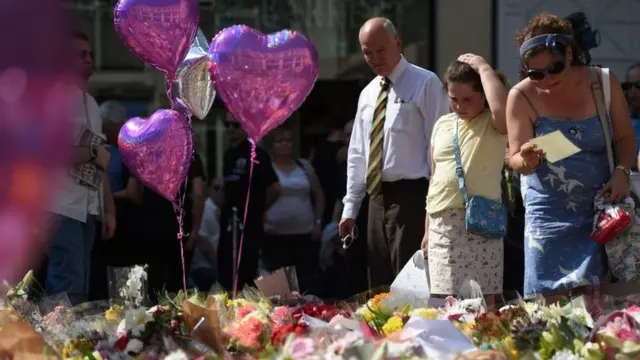 Квіти і листи зі співчуттями в Манчестері