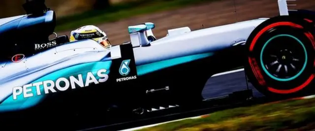 Льюис Хэмилтон в машине