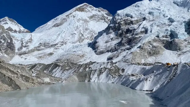 Lago que surgiu próximo ao acampamento base entre 2020 e 2021