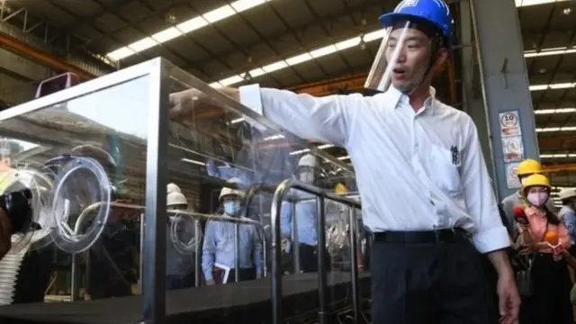 ธนาธร จึงรุ่งเรืองกิจ