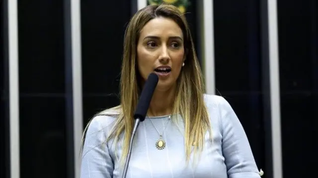 Flávia Arruda discursa