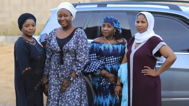 Jamila Nagudu (ta farko daga dama) da wasu takwarorinta taurari a wajen daukar fim 'Da Magana'
