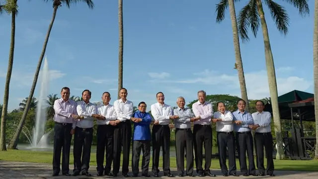 พล.อ.ประวิตร วงษ์สุวรรณ ถ่ายภาพกับ รมว.กลาโหมอาเซียน ปี 2558