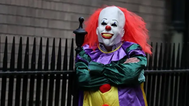 Payaso con máscara de terror