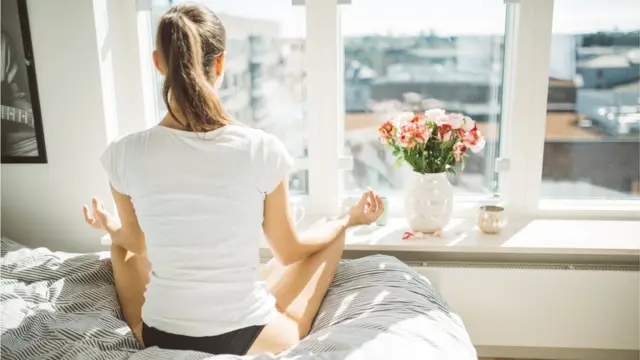 Женщина перед окном