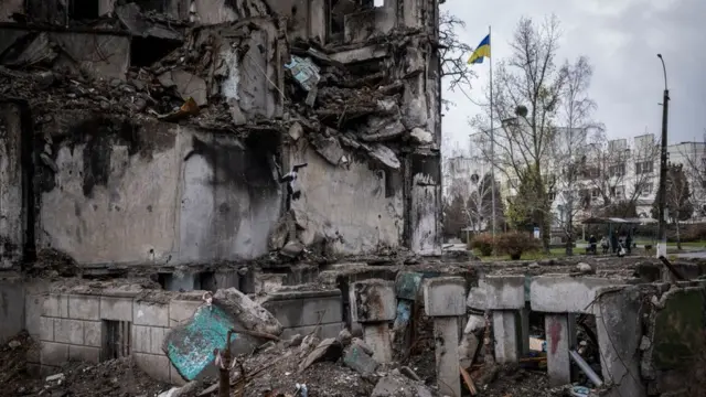 Граффити гимнастки сделано на одном разрушенных зданиий в Бородянке.