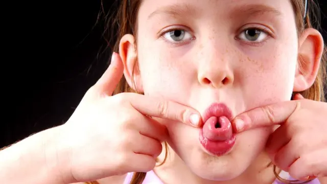 В детстве неумение сворачивать язык в трубочку может расстраивать