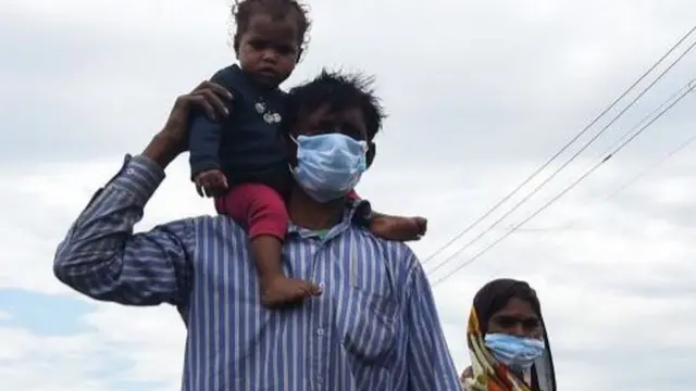 ઘરે જતો પરિવાર