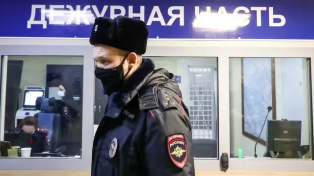 Россия полиция навбатчилик қисми олдидаги полиция ходими