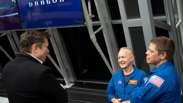 Маск и астронавты