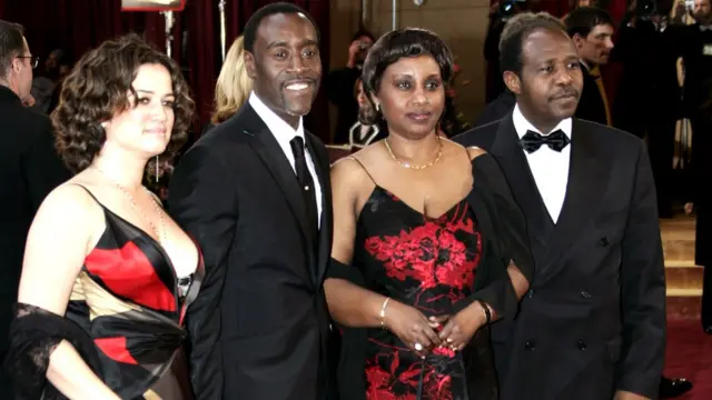 Paul Rusesabagina (wa mbere uvuye iburyo), umugore wiwe Tatiana (wa kabiri uvuye iburyo), Don Cheadle (wa kabiri uvuye i bubamfu) n'umukunzi wiwe Bridgid (wa mbere uvuye i bubamfu) bashitse mu birori vya Oscar bigira 77, itariki 27/02/2005