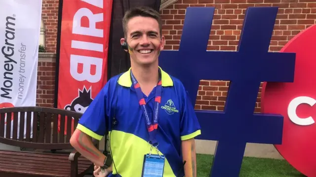 ক্রিকেট বিশ্বকাপে একজন স্বেচ্ছাসেবী।