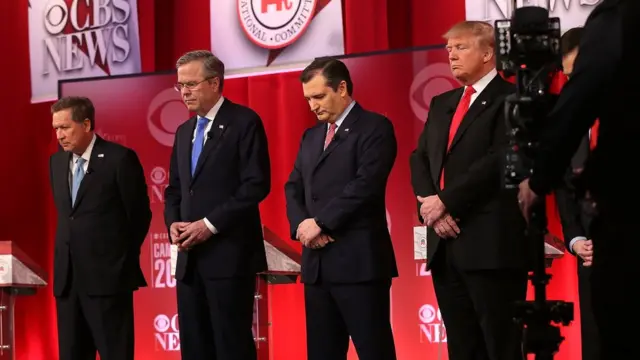 スカリア判事の訃報を受けて、討論会冒頭で黙祷する共和党候補たち（13日）