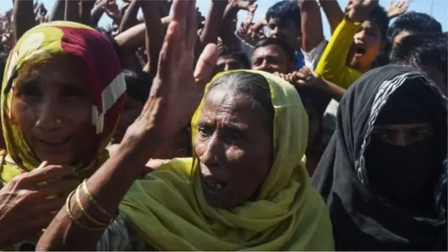 উখিয়ায় কুতুপালং শিবিরের কাছে রোহিঙ্গা শরণার্থীদের ভীড়।