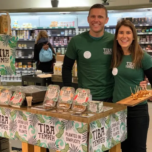 Alex dan suaminya di Wholefood supermarket, London.