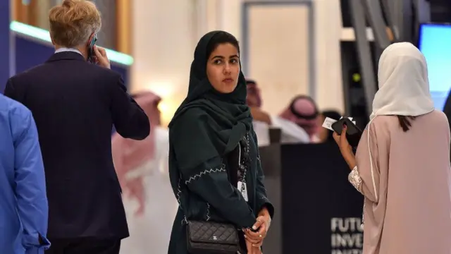 சௌதி பாரம்பரிய உடையுடன் முதலீட்டு மாநாடு ஒன்றில் பங்கேற்ற பெண் ஒருவர்.