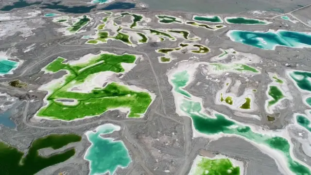 Китайське Смарагдове озеро у провінції Цінхай