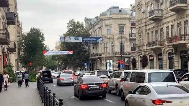 Bakı, şəhər, maşınlar, yoldan keçənlər