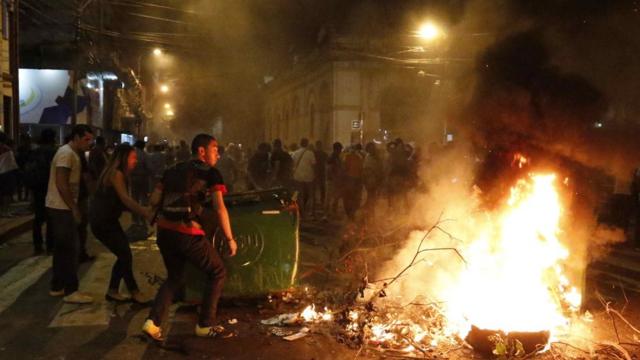 Fuego en una calle de Asunción, frente al Congreso.