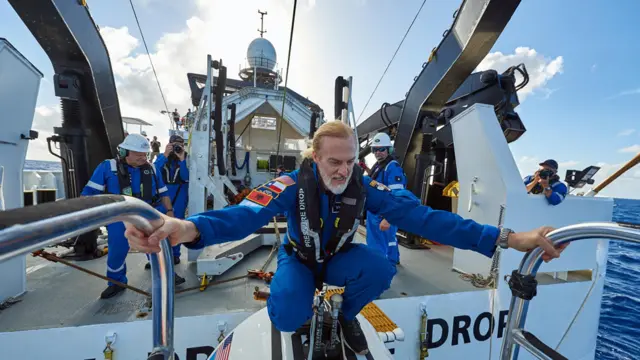Victor Vescovo junto al sumergible en alta mar