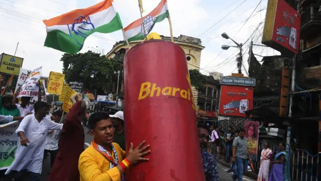 জ্বালানী তেলে দাম বৃদ্ধিতে ক্ষোভ।