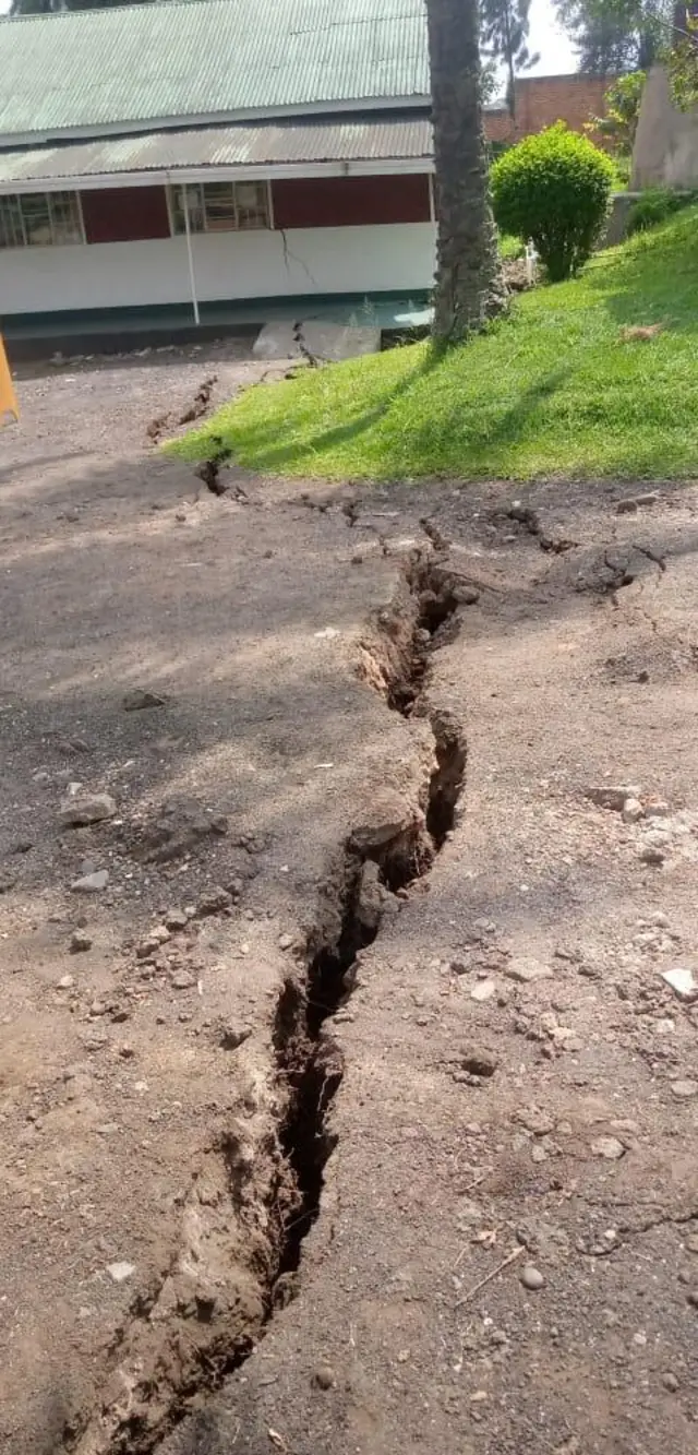 Iyi mitingito yasize umututu muremure mu butaka uciye hagati mu mujyi wa Gisenyi