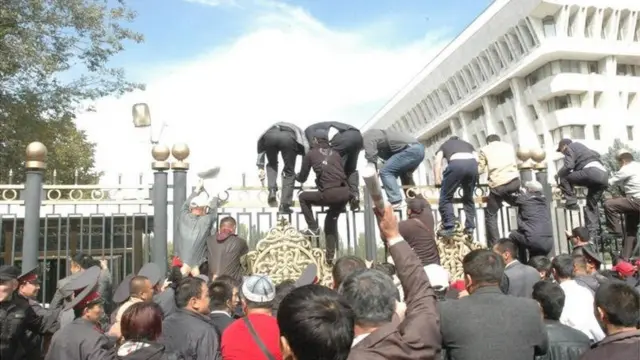 Жапаров 2012-жылы күзүндө Кумтөр боюнча нааразылык акциядан кийин фракциялаштары Ташиев, Мамытов менен чогуу камакка алынып, соттолгон.