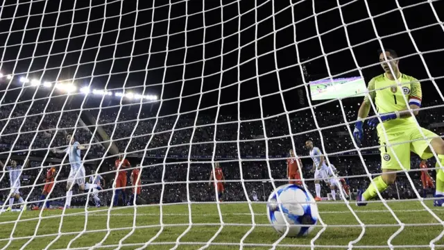 El portero chileno Claudio Bravo no pudo detener el disparo de Lionel Messi.