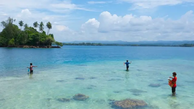 Mulheres pescando na Papua Nova Guiné