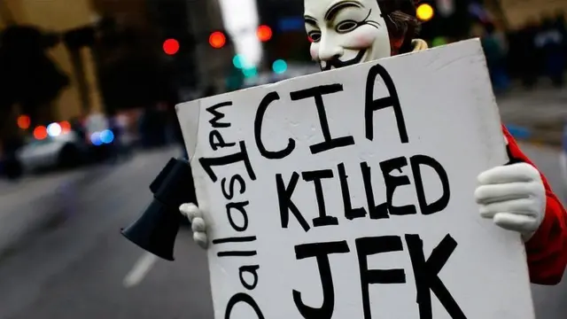 نوشته روی پلاکارد: "دالاس ساعت یک بعد از ظهر، سیآیاِی کندی را کشت"