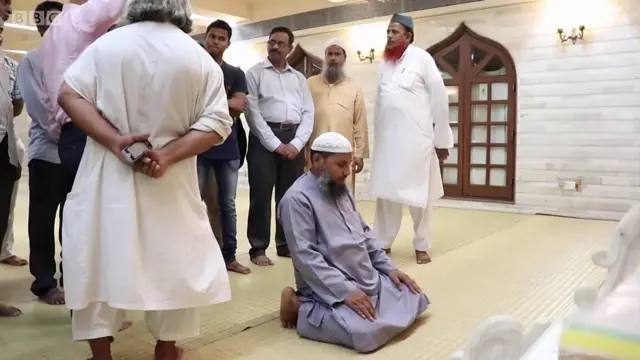 ఇస్లాం ఫర్ ఆల్ కార్యక్రమంలో భాగంగా ఇతర మతస్థులకు ఇస్లాంపై అవగాహన కల్పిస్తున్నారు