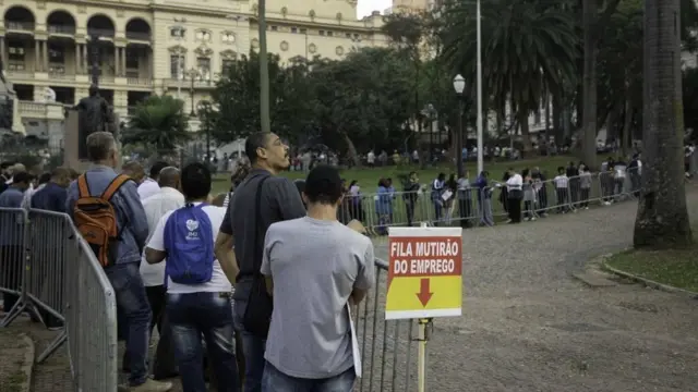 Pessoas aguardam numa enorme filaqual melhor casa de apostasum mutirãoqual melhor casa de apostasemprego