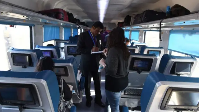 ट्रेन में टिकट की जांच