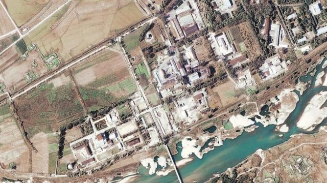 IAEAは北朝鮮での情報収集を衛星写真に頼っている（写真は2004年に撮影された寧辺の施設の衛星写真）