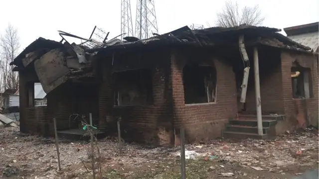 મૂઠભેડમાં તબાહ થયેલું મીરનું ઘર